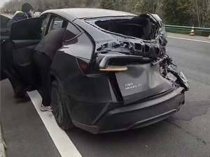 煥新特斯拉Model Y遇卡車追尾，車身重創乘客卻安然無恙！