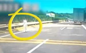 高速故障车“人肉警示”？交警：违规，罚！
