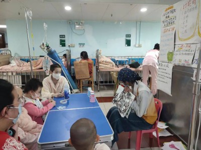 游戏师的魔法：假发、游戏与仪式，如何搭建起爱的温暖桥梁？