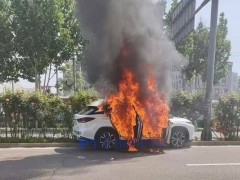 小马智行无人车撞绿化带起火，事故原因待解，公司沉默以对