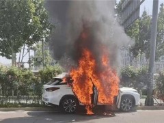小马智行无人驾驶测试车发生事故，撞绿化带起火现场曝光