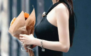 杨幂38岁再秀美照，黑色挂脖裙勾勒曼妙身姿，少女感爆棚！