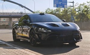 王腾入手小米SU7 Ultra碳纤维版，4.2万选配值不值？网友：颜值爆表！