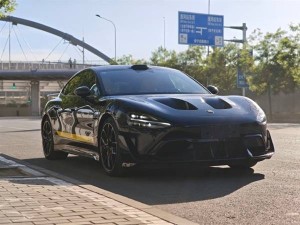 王騰入手小米SU7 Ultra碳纖維版，4.2萬選配值不值？網(wǎng)友：顏值爆表！