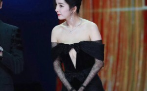 杨幂38岁再绽光彩，露肩黑裙开叉设计，尽显成熟女性独特魅力！