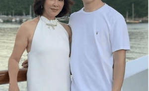 刘嘉玲冻龄秘籍！一袭白裙配卷发，尽显优雅时尚，哪看得出年过半百？