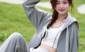 吴宣仪灰白look大揭秘：甜酷结合，如何穿出高级感？