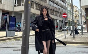 冷艳风暴来袭！黑色风衣配黑丝高跟鞋，街头时尚你主宰