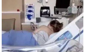 新手妈妈产后先看爱犬照，网友：宠物也是家人！