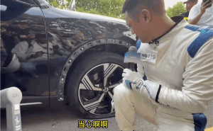 李斌实测蔚来新ES6爆胎控制：120km/h稳如老狗！