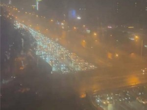 冰雹天停车桥下避险？央视网：违法了！