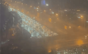 冰雹天停车桥下避险？违法了！