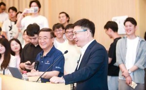 余承东南科大开课，揭秘鸿蒙生态：2万+原生应用已上架，未来目标10万应用