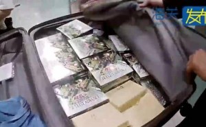 青岛胶东机场海关截获万张游戏卡牌，代购梦碎！