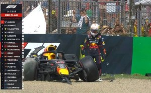 F1车手角田裕毅伊莫拉站遇险，Halo头部保护系统立功保平安