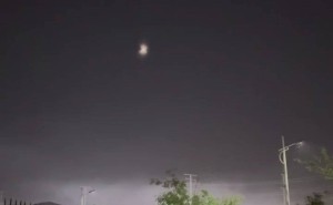 新疆夜空现神秘飞行物，实为SpaceX火箭钝化照亮？