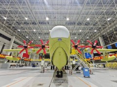 AG600“鲲龙”首架批产机翱翔天际，国产水陆两栖飞机迈入新篇章！