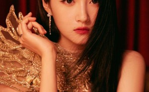 关晓彤香槟粉高定裙秀长腿，从国民闺女到优雅女神的完美蜕变