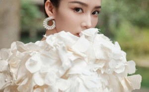 李沁白裙演绎江南风情，古典与现代交融的时尚新高度！