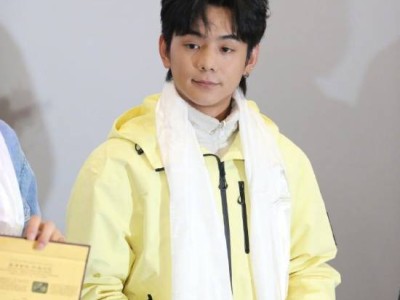 丁真银幕首秀！《永不失联的爱》甘孜首映，骑假马成最大挑战
