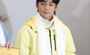 丁真银幕首秀！《永不失联的爱》甘孜首映，骑假马成最大挑战