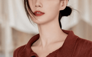 李一桐酒红针织裙演绎优雅性感，魅力造型引热议！