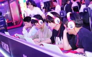 荣耀HUNTER游戏本亮相DreamHack，游戏玩家争相体验新旗舰