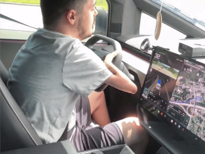 残疾车主大赞特斯拉Cybertruck：线控转向让驾驶更轻松！