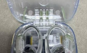 苹果Powerbeats Pro 2透明原型曝光，内部结构一览无余！