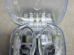 苹果Powerbeats Pro 2透明原型曝光，内部结构一览无余！