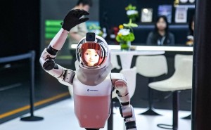 光峰科技人形机器人“数字面孔”亮相2025全球AI终端展