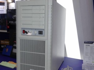 银昕FLP02“软盘复古”机箱亮相：塔式结构，致敬古早PC，四季度发布