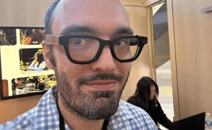 谷歌Android XR原型眼镜：单镜设计成亮点，佩戴舒适度接近Ray-Ban？