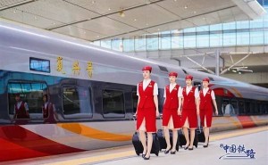 复兴号新乘务员夏制服璀璨登场，西安至香港线路首秀尽显东方韵味