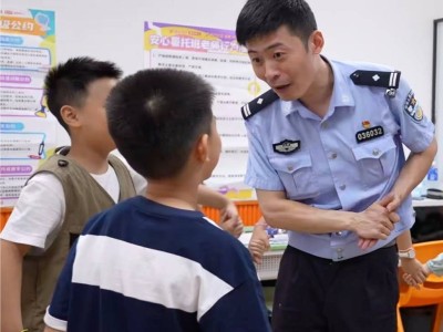 最酷“孩子王”警察：用游戏话术打开少年心门