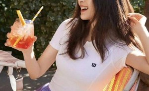 王子文穿搭新境界！短袖百褶裙配运动鞋，少女感爆棚引热议