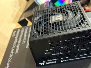 曜越鋼影i2000 Platinum電源亮相臺(tái)北電腦展：2000W白金，1650W鈦金認(rèn)證