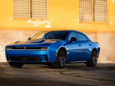 道奇Charger Daytona轿车版来袭，双电机四驱爆发670马力性能如何？