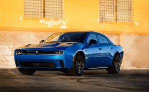道奇Charger Daytona轿车版来袭，双电机四驱爆发670马力性能如何？