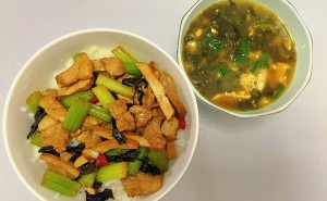 晚餐新搭配！芹菜猪肉炒豆干配紫菜蛋花汤，营养美味不浪费