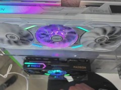 华擎台北电脑展秀RX 9070 XT“白太极”显卡，侧面LCD面板成亮点
