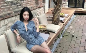 蓝色粗花呢裙配黑丝高跟，尽显精致优雅，你也能成时尚焦点！