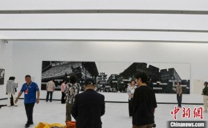 沈阳绿岛美术馆首展：三位艺术家共绘“山城人群”画卷