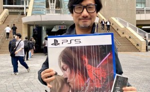 小岛秀夫现身品川站，亲自为《死亡搁浅2》宣传派发主题纸巾！