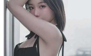 黑色吊带裙演绎都市时尚，女神身姿曼妙，尽显自信优雅魅力！