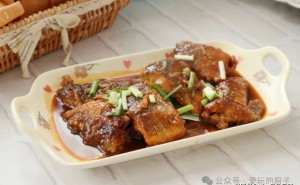 天热没胃口？试试这道鲈鱼红烧菜，鲜美下饭，汤汁拌饭超有滋味！