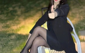 黑夜中的璀璨星光：黑色系穿搭如何演绎酷雅并存的时尚魅力？