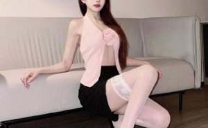 甜美性感升级！粉色挂脖上衣搭黑短裙，白蕾丝袜黑高跟秀出时尚魅力