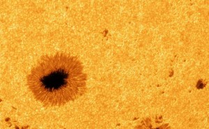 8K超清太阳照：细节毕露，狂暴太阳黑子纤毫可见