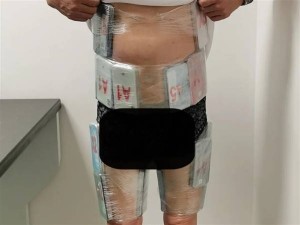 男子全身藏52部旧iPhone入境，海关火眼金睛查获走私行为